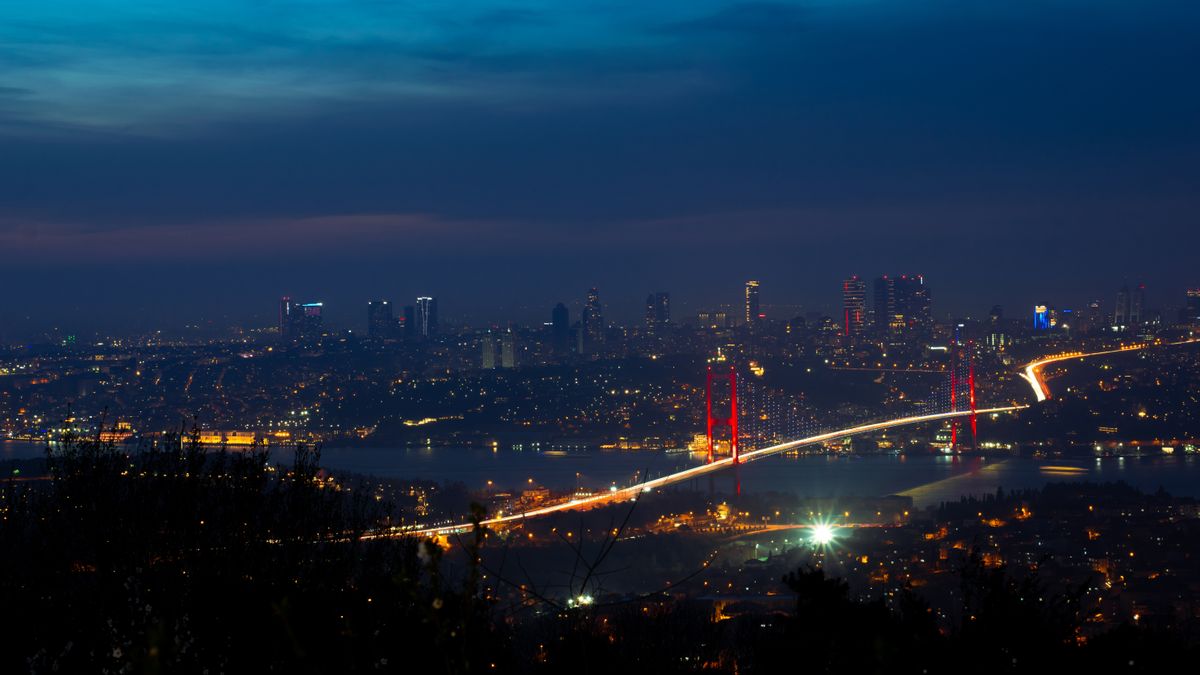 Gece ışıklandırılmış Boğaziçi Köprüsü